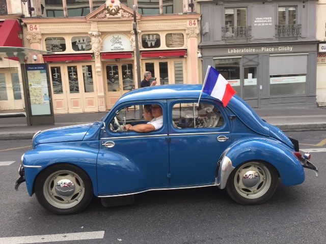 la traversée de Paris avec un 4CV